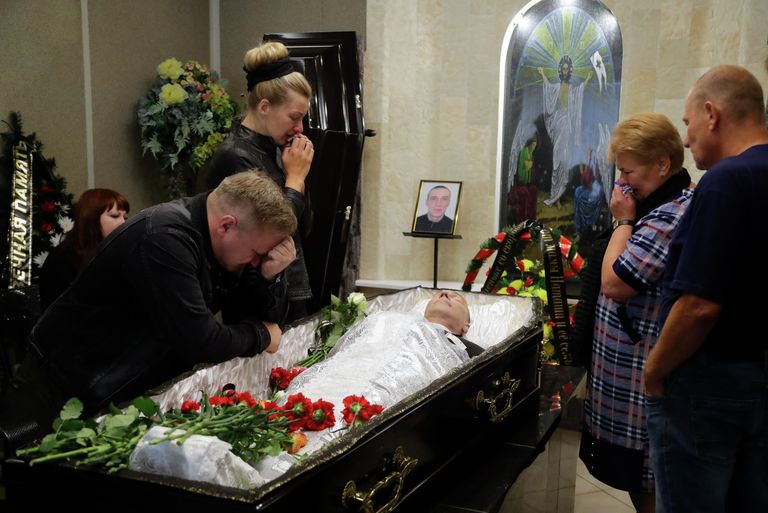 Родственники и близкие Александра Тарайковского, погибшего в ходе столкновений протеста против результатов выборов, скорбят во время его похорон в Минске, Беларусь