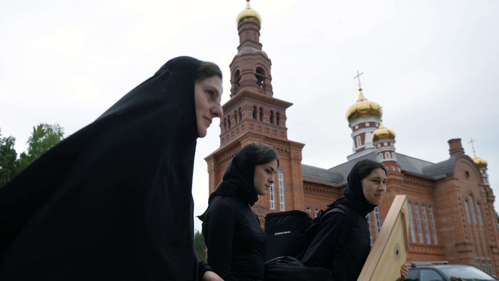 Монахини на территории Среднеуральского женского монастыря. Среднеуральский женский монастырь в честь иконы божией матери Спорительница хлебов, основателем которого является лишенный сана схиигумен Сергий Монахини на территории Среднеуральского женского монастыря. Среднеуральский женский монастырь в честь иконы божией матери Спорительница хлебов, основателем которого является лишенный сана схиигумен Сергий - РИА Новости, 1920, 20.08.2020