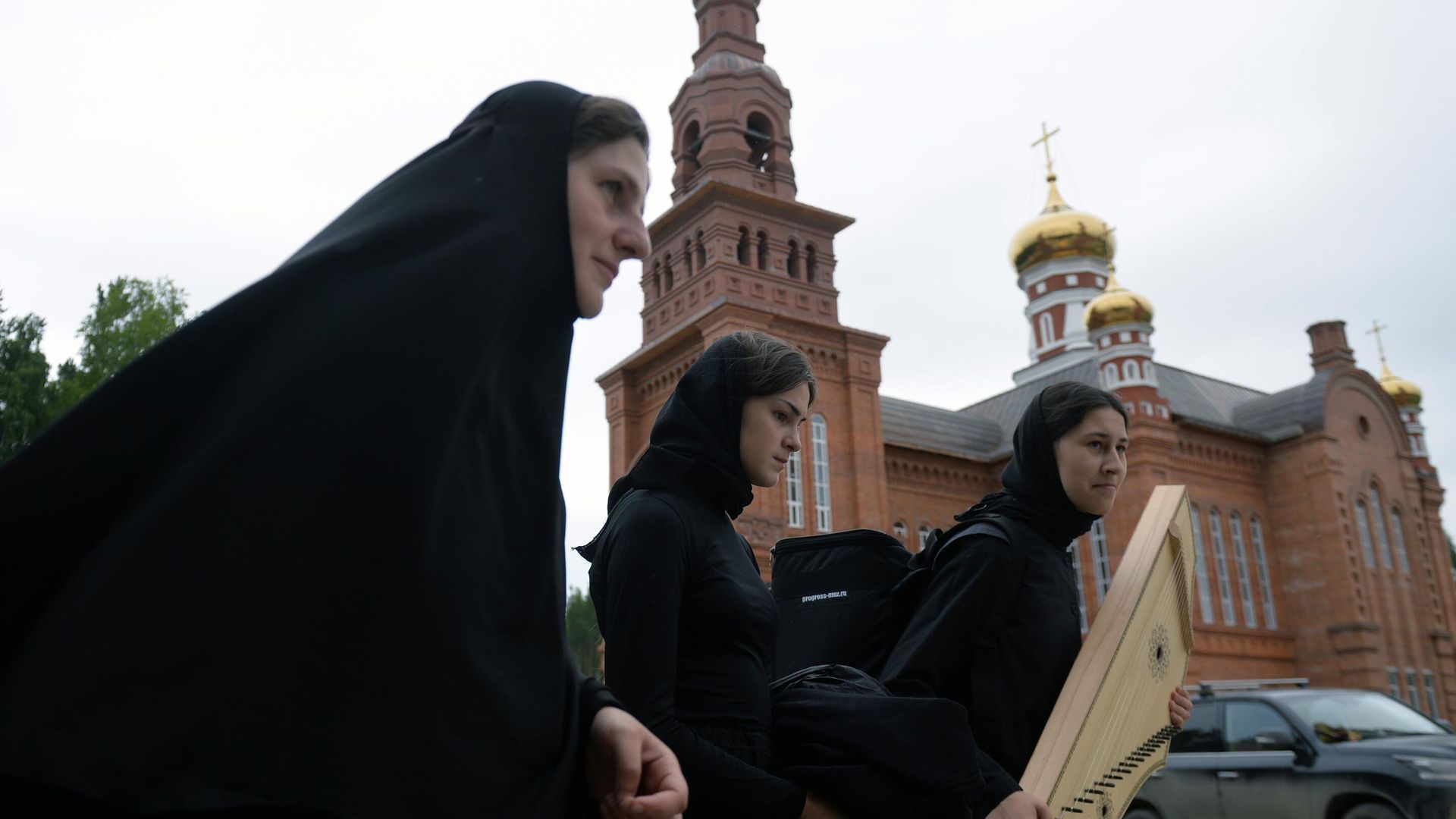 Монахини на территории Среднеуральского женского монастыря. Среднеуральский женский монастырь в честь иконы божией матери Спорительница хлебов, основателем которого является лишенный сана схиигумен Сергий Монахини на территории Среднеуральского женского монастыря. Среднеуральский женский монастырь в честь иконы божией матери Спорительница хлебов, основателем которого является лишенный сана схиигумен Сергий - РИА Новости, 1920, 26.10.2020