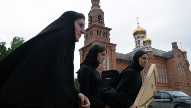 Монахини на территории Среднеуральского женского монастыря. Среднеуральский женский монастырь в честь иконы божией матери Спорительница хлебов, основателем которого является лишенный сана схиигумен Сергий Монахини на территории Среднеуральского женского монастыря. Среднеуральский женский монастырь в честь иконы божией матери Спорительница хлебов, основателем которого является лишенный сана схиигумен Сергий