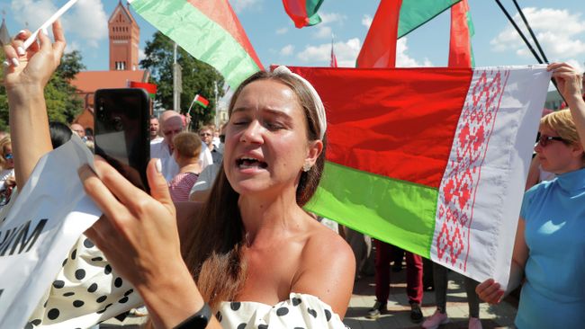 Люди на митинге в поддержку президента Беларуси Александра Лукашенко у Дома правительства на площади Независимости в Минске, Беларусь Люди на митинге в поддержку президента Беларуси Александра Лукашенко у Дома правительства на площади Независимости в Минске, Беларусь