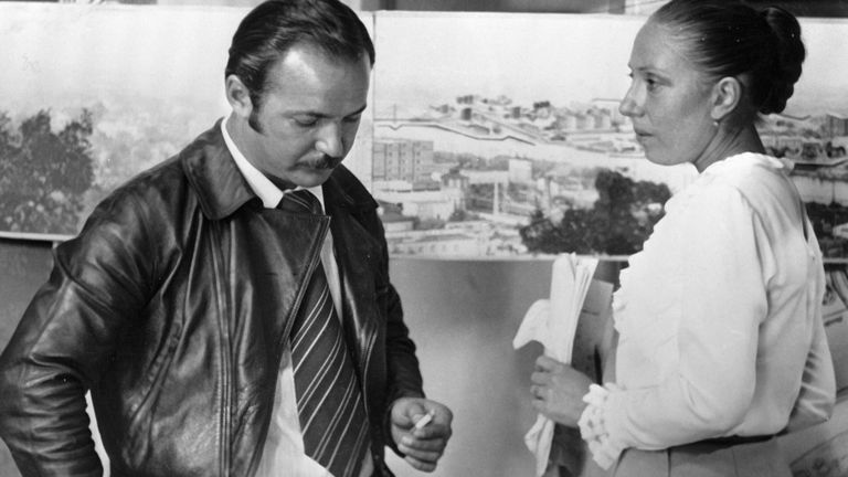 Николай Губенко в роли Уварова (слева) и Инна Чурикова в роли Уваровой (справа) в фильме Глеба Панфилова Прошу слова Николай Губенко в роли Уварова (слева) и Инна Чурикова в роли Уваровой (справа) в фильме Глеба Панфилова Прошу слова