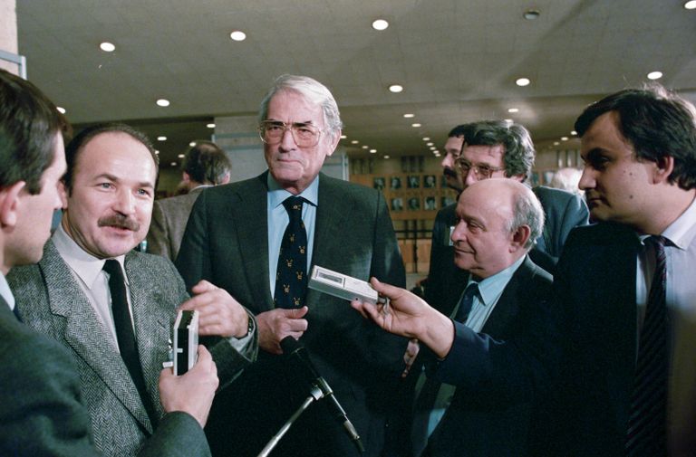 Кинорежиссер Николай Губенко (слева), американский киноактер Грегори Пек (в центре) и кинорежиссер, заслуженный артист РСФСР Ролан Быков - участники Международного форума За безъядерный мир, за выживание человечества Кинорежиссер Николай Губенко (слева), американский киноактер Грегори Пек (в центре) и кинорежиссер, заслуженный артист РСФСР Ролан Быков - участники Международного форума За безъядерный мир, за выживание человечества
