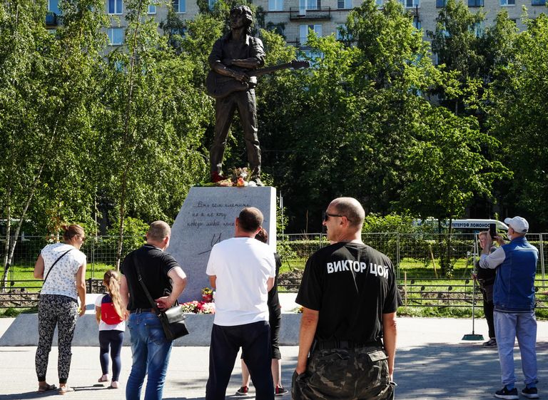 Люди у памятника лидеру группы Кино Виктору Цою скульптора Матвея Макушкина в Санкт-Петербурге Люди у памятника лидеру группы Кино Виктору Цою скульптора Матвея Макушкина в Санкт-Петербурге