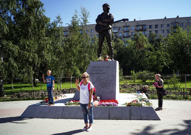Люди у памятника лидеру группы Кино Виктору Цою скульптора Матвея Макушкина в Санкт-Петербурге Люди у памятника лидеру группы Кино Виктору Цою скульптора Матвея Макушкина в Санкт-Петербурге