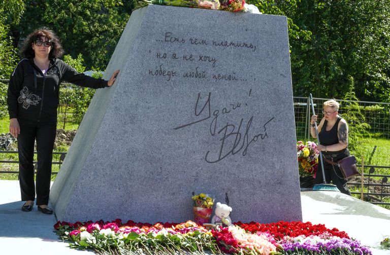Женщина у памятника лидеру группы Кино Виктору Цою скульптора Матвея Макушкина в Санкт-Петербурге Женщина у памятника лидеру группы Кино Виктору Цою скульптора Матвея Макушкина в Санкт-Петербурге