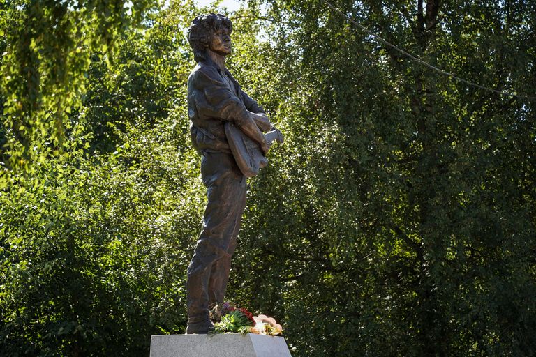 Памятник лидеру группы Кино Виктору Цою скульптора Матвея Макушкина в Санкт-Петербурге Памятник лидеру группы Кино Виктору Цою скульптора Матвея Макушкина в Санкт-Петербурге