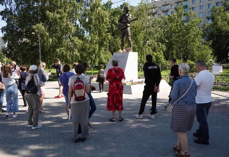 Люди у памятника лидеру группы Кино Виктору Цою скульптора Матвея Макушкина в Санкт-Петербурге Люди у памятника лидеру группы Кино Виктору Цою скульптора Матвея Макушкина в Санкт-Петербурге