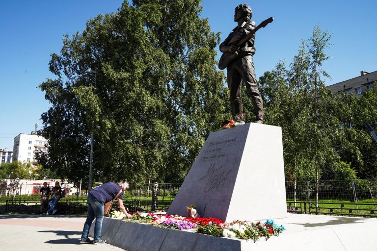 Памятник лидеру группы Кино Виктору Цою скульптора Матвея Макушкина в Санкт-Петербурге Памятник лидеру группы Кино Виктору Цою скульптора Матвея Макушкина в Санкт-Петербурге