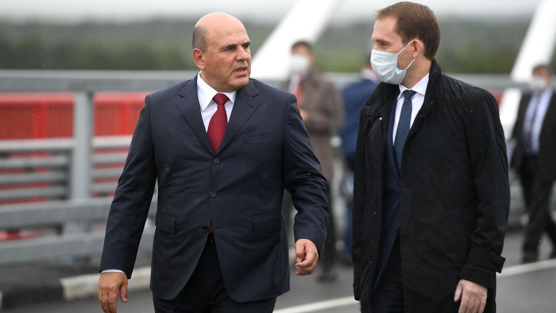 Председатель правительства РФ Михаил Мишустин и министр РФ по развитию Дальнего Востока и Арктики Александр Козлов во время осмотра автомобильного моста через Амур между Благовещенском и китайским Хэйхе Председатель правительства РФ Михаил Мишустин и министр РФ по развитию Дальнего Востока и Арктики Александр Козлов во время осмотра автомобильного моста через Амур между Благовещенском и китайским Хэйхе - РИА Новости, 1920, 17.08.2020