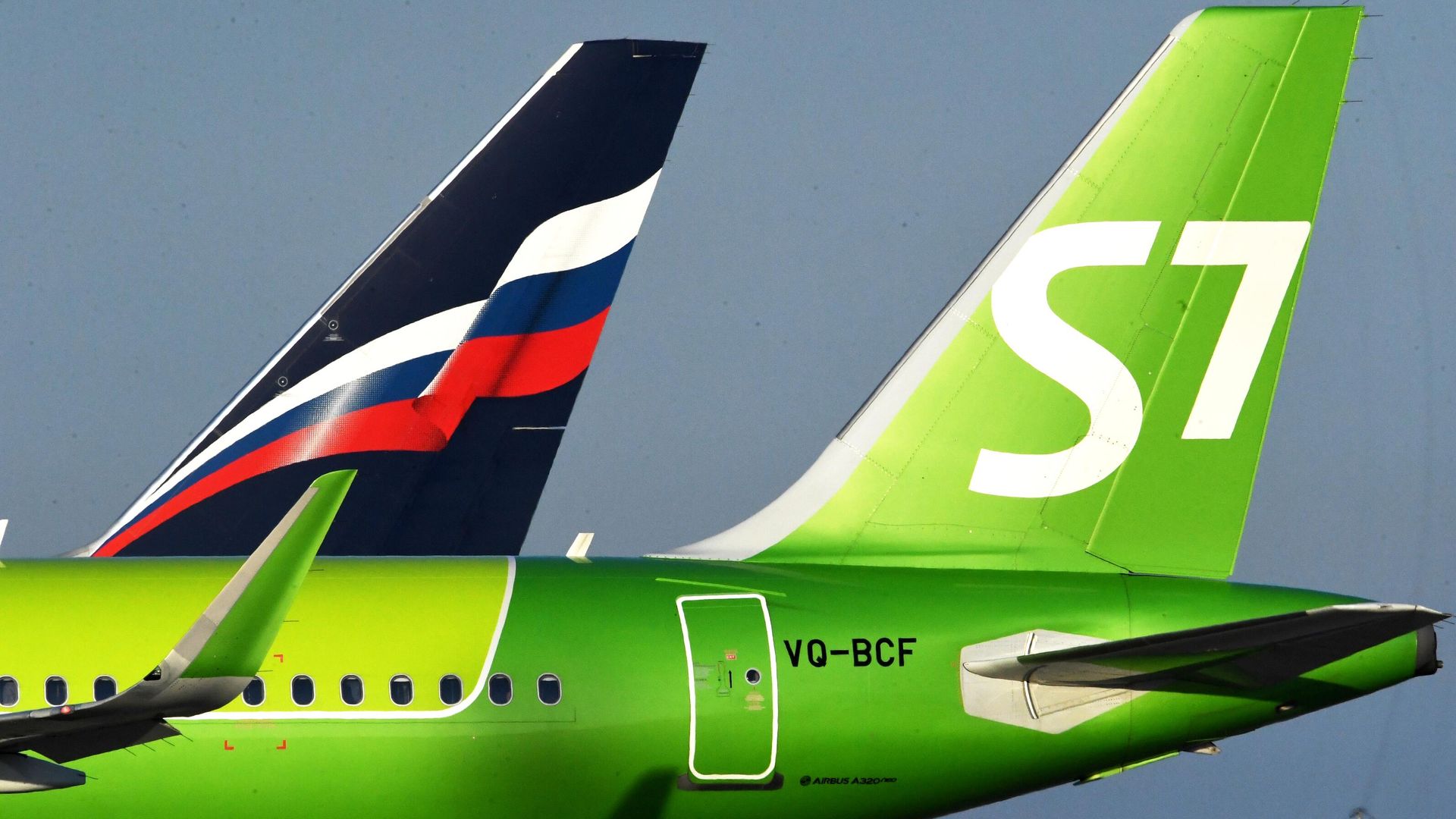 Самолет авиакомпании S7 Airlines в международном аэропорту Владивосток Самолет авиакомпании S7 Airlines в международном аэропорту Владивосток - РИА Новости, 1920, 26.02.2022