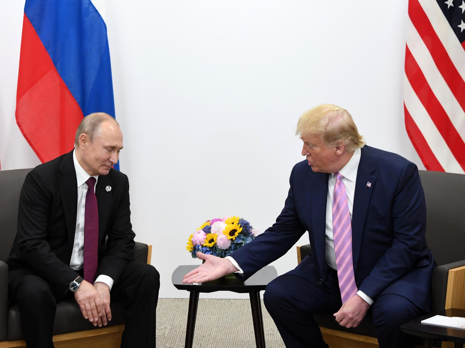 Президент России Владимир Путин и президент США Дональд Трамп во время встречи на полях саммита Группы двадцати в Осаке Президент России Владимир Путин и президент США Дональд Трамп во время встречи на полях саммита Группы двадцати в Осаке - РИА Новости, 1920, 17.02.2025