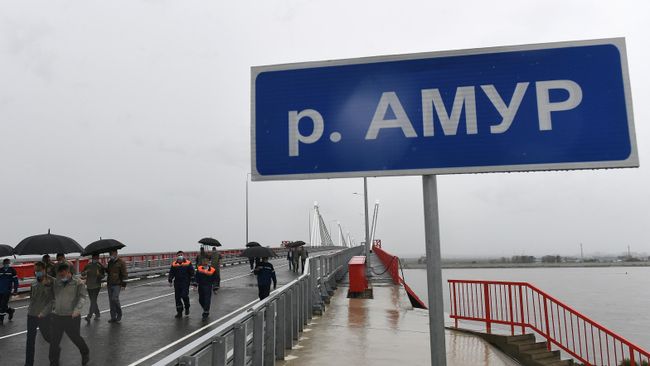 Строители автомобильного моста через Амур между Благовещенском и китайским Хэйхе