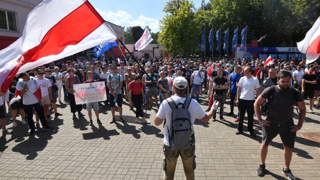 Участники митинга возле Минского моторного завода