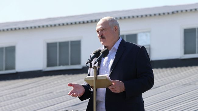 Президент Белоруссии Александр Лукашенко во время выступления на Минском заводе колесных тягачей Президент Белоруссии Александр Лукашенко во время выступления на Минском заводе колесных тягачей