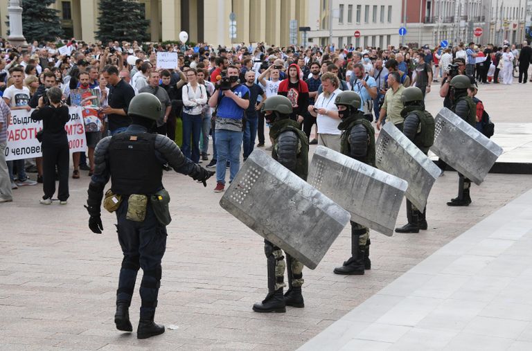 Участники акции протеста и военнослужащие в Минске Участники акции протеста и военнослужащие в Минске
