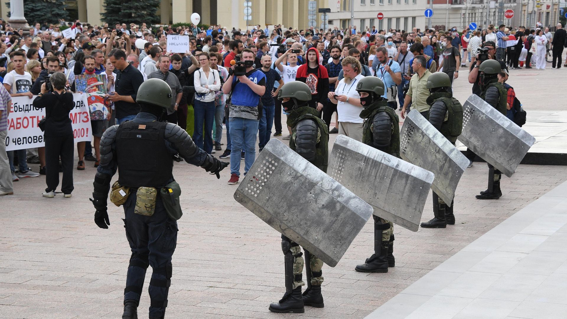 Участники акции протеста и военнослужащие в Минске Участники акции протеста и военнослужащие в Минске - РИА Новости, 1920, 09.12.2020