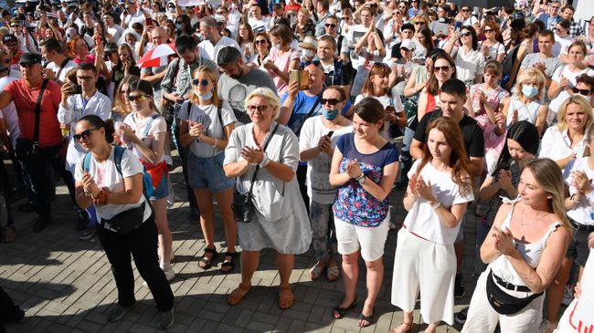 Участники протеста медицинских работников возле здания министерства здравоохранения Белоруссии в Минске