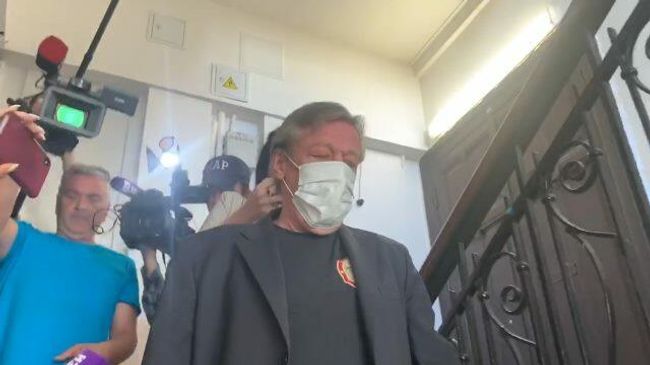 Михаил Ефремов в окружении журналистов направляется в суд Михаил Ефремов в окружении журналистов направляется в суд