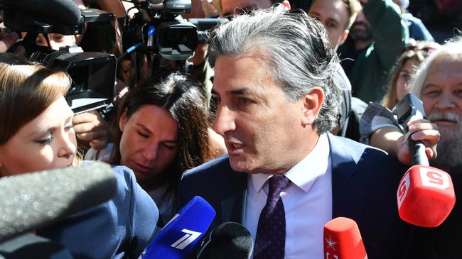 Адвокат Эльман Пашаев у Пресненского суда Москвы