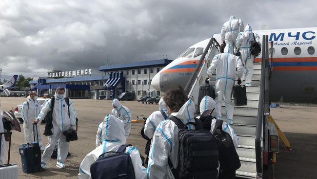 Журналисты правительственного пула, сопровождавшие председателя правительства РФ Михаила Мишустина в поездке на Дальний Восток, возвращаются бортом МЧС в Москву из Благовещенска