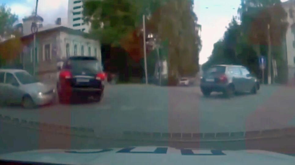 Стоп-кадр видео погони сотрудников ДПС за автомобилем Toyota Land Cruiser, за рулем которого находился 23-летний Тимур Доронин Стоп-кадр видео погони сотрудников ДПС за автомобилем Toyota Land Cruiser, за рулем которого находился 23-летний Тимур Доронин - РИА Новости, 1920, 18.08.2020