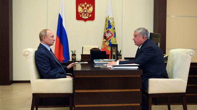 Рабочая встреча президента РФ Владимира Путина с главой компании Роснефть Игорем Сечиным Рабочая встреча президента РФ Владимира Путина с главой компании Роснефть Игорем Сечиным