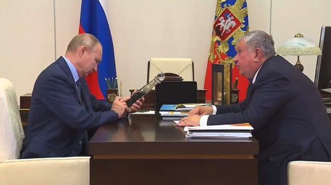 Сечин подарил Путину бутылку с нефтью Сечин подарил Путину бутылку с нефтью
