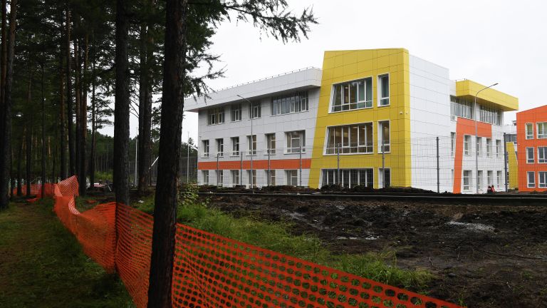 Строящаяся школа в микрорайоне Угольщиков в городе Тулун Иркутской области