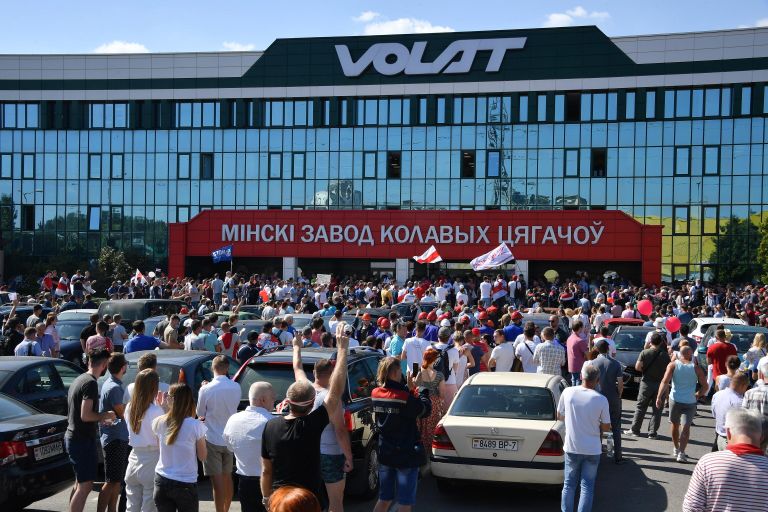 Участники митинга оппозиции возле Минского завода колёсных тягачей Участники митинга оппозиции возле Минского завода колёсных тягачей