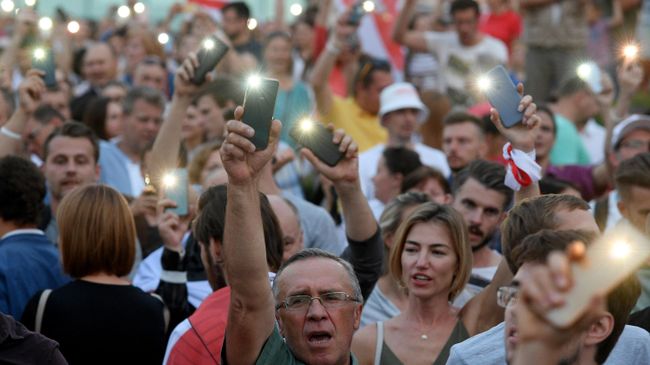 Участники акции протеста на площади Независимости в Минске Участники акции протеста на площади Независимости в Минске