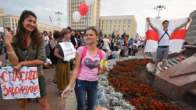 Волонтеры раздают еду во время акции протеста на площади Независимости в Минске Волонтеры раздают еду во время акции протеста на площади Независимости в Минске