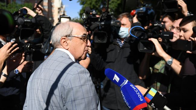 Адвокат семьи погибшего Сергея Захарова Александр Добровинский у здания Пресненского суда города Москвы перед началом заседания по делу о ДТП со смертельным исходом с участием актера Михаила Ефремова Адвокат семьи погибшего Сергея Захарова Александр Добровинский у здания Пресненского суда города Москвы перед началом заседания по делу о ДТП со смертельным исходом с участием актера Михаила Ефремова