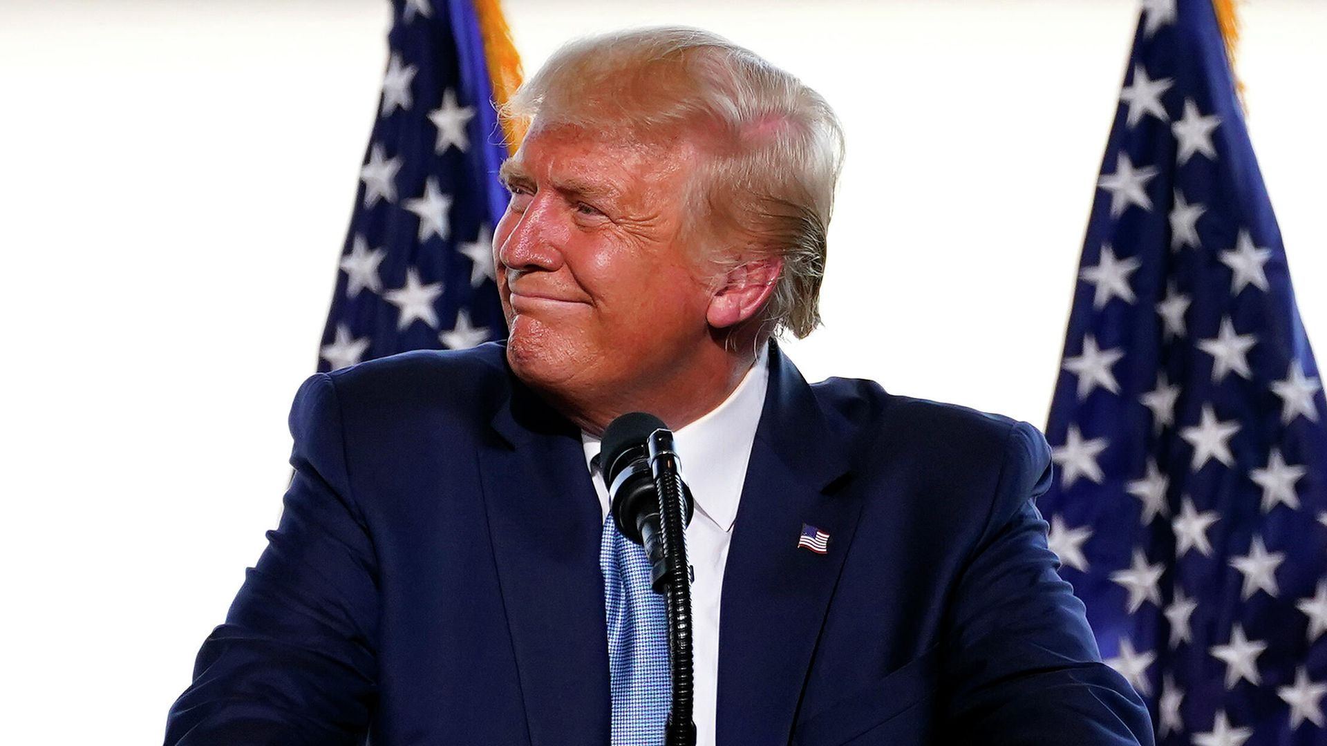 Президент Дональд Трамп обращается к толпе сторонников в международном аэропорту в городе Юма, штат Аризона - РИА Новости, 1920, 05.10.2020