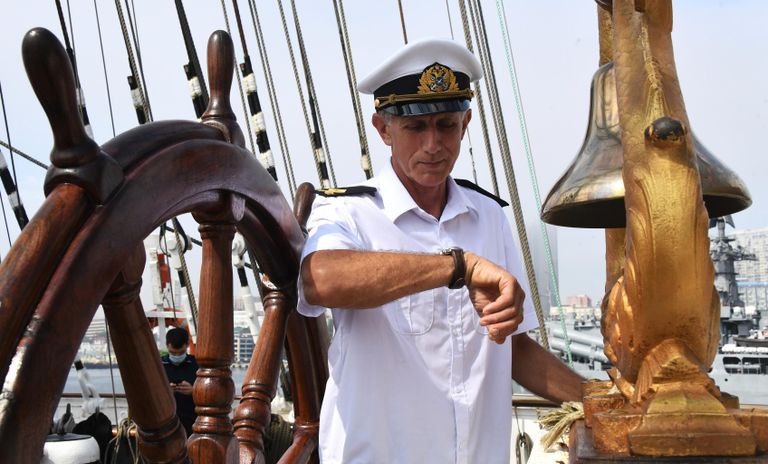 Боцман второго грота Евгений Ященков на палубе парусника Седов. Барк Седов под парусами отправится в экспедицию по Северному морскому пути. Боцман второго грота Евгений Ященков на палубе парусника Седов. Барк Седов под парусами отправится в экспедицию по Северному морскому пути.