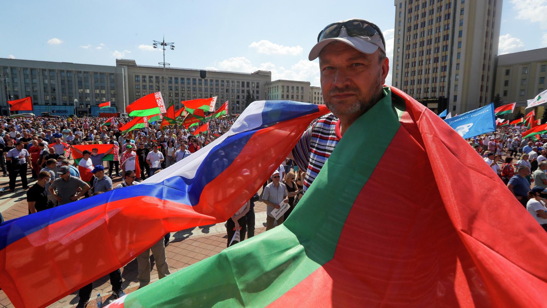 Мужчина на митинге, организованном в его поддержку Александра Лукашенко на площади Независимости в Минске Мужчина на митинге, организованном в его поддержку Александра Лукашенко на площади Независимости в Минске - РИА Новости, 1920, 10.09.2020