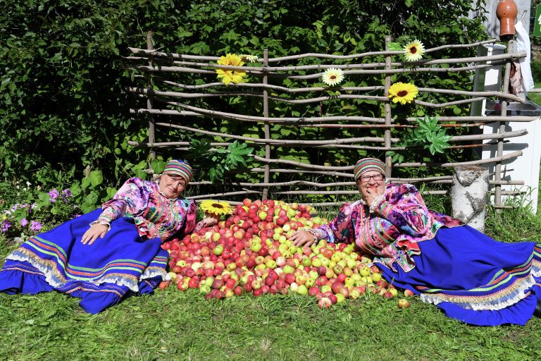 Участницы музейно-фольклорного праздника Яблочной Спас в Красновидово на территории села Красновидово Камско-Устьинского района Республики Татарстан Участницы музейно-фольклорного праздника Яблочной Спас в Красновидово на территории села Красновидово Камско-Устьинского района Республики Татарстан