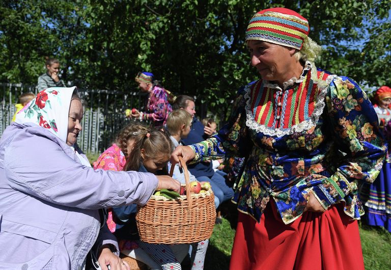 Участники музейно-фольклорного праздника Яблочной Спас в Красновидово угощают зрителей яблоками на территории села Красновидово Камско-Устьинского района Республики Татарстан Участники музейно-фольклорного праздника Яблочной Спас в Красновидово угощают зрителей яблоками на территории села Красновидово Камско-Устьинского района Республики Татарстан
