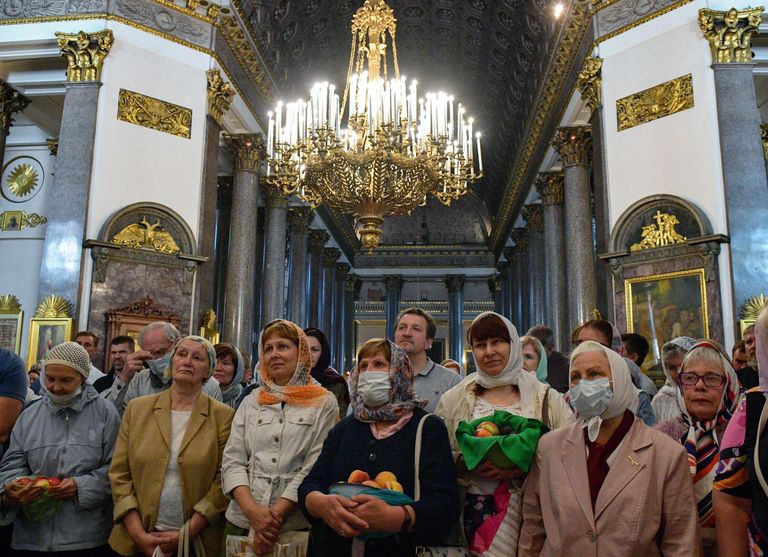 Верующие на праздничном богослужении в честь Преображения Господня в Казанском соборе в Санкт-Петербурге Верующие на праздничном богослужении в честь Преображения Господня в Казанском соборе в Санкт-Петербурге