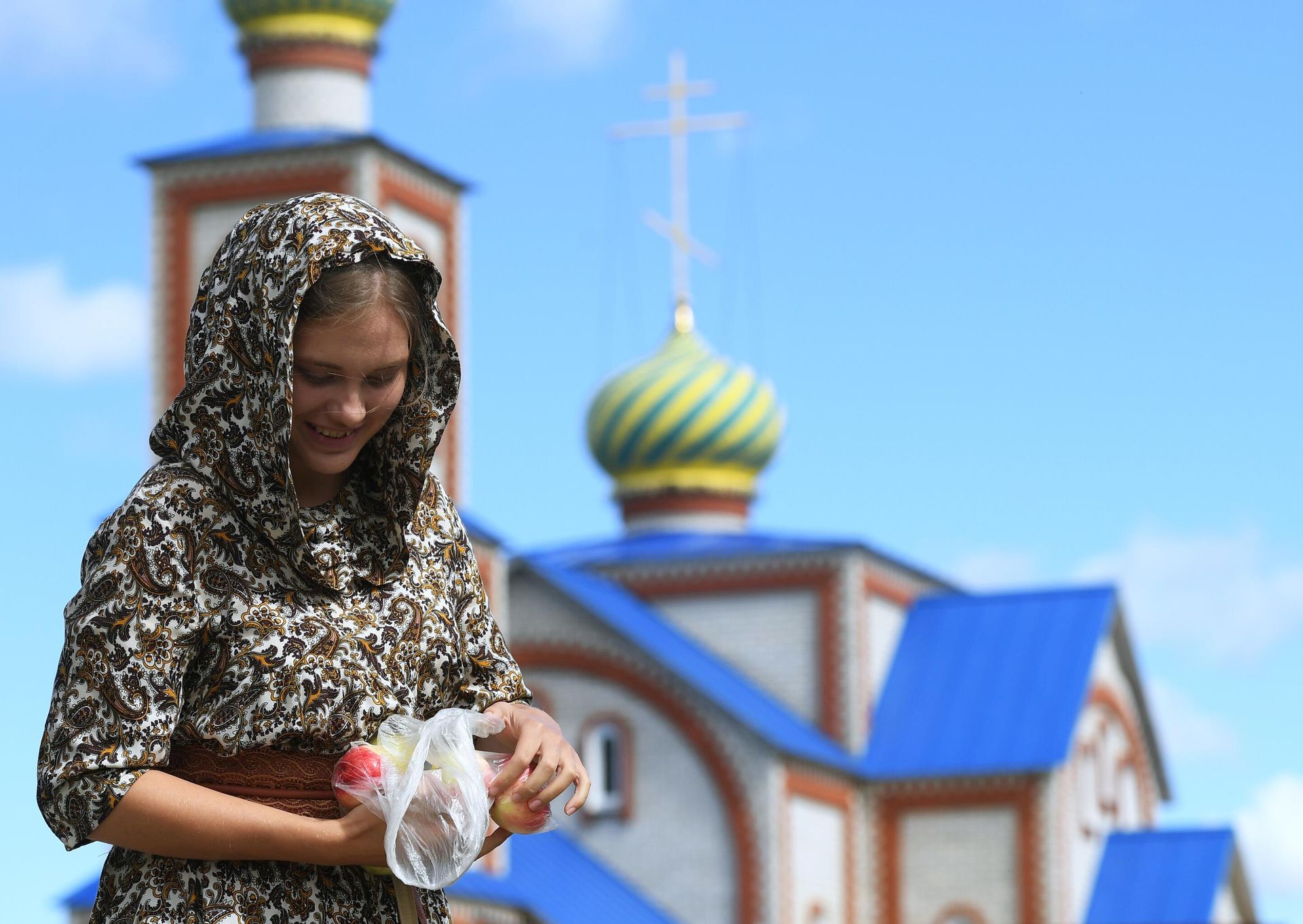 Девушка после праздничного богослужения в честь Преображения Господня возле церкви Святого Пророка Илии на территории села Красновидово Камско-Устьинского района Республики Татарстан Девушка после праздничного богослужения в честь Преображения Господня возле церкви Святого Пророка Илии на территории села Красновидово Камско-Устьинского района Республики Татарстан - РИА Новости, 1920, 18.08.2021