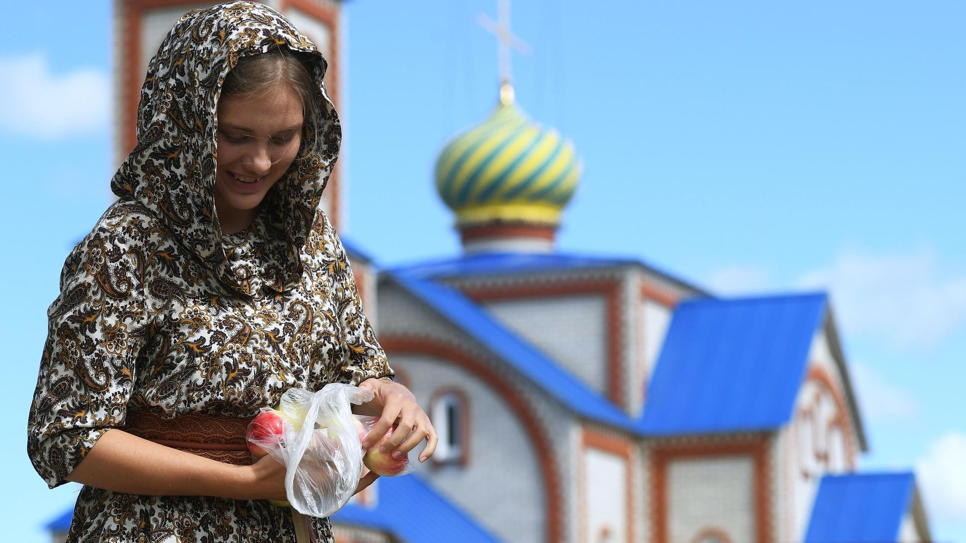 Девушка после праздничного богослужения в честь Преображения Господня возле церкви Святого Пророка Илии на территории села Красновидово Камско-Устьинского района Республики Татарстан Девушка после праздничного богослужения в честь Преображения Господня возле церкви Святого Пророка Илии на территории села Красновидово Камско-Устьинского района Республики Татарстан - РИА Новости, 1920, 18.08.2026