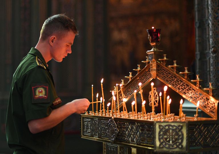 Военнослужащий в Главном храме Вооруженных сил РФ в Московской области во время праздника Преображения Господня Военнослужащий в Главном храме Вооруженных сил РФ в Московской области во время праздника Преображения Господня