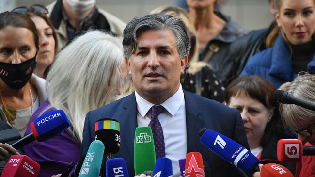 Адвокат актера Михаила Ефремова Эльман Пашаев отвечает на вопросы журналистов у здания Пресненского суда города Москвы Адвокат актера Михаила Ефремова Эльман Пашаев отвечает на вопросы журналистов у здания Пресненского суда города Москвы