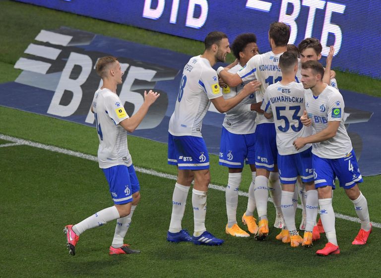 Игроки ФК Динамо радуются забитому мячу Игроки ФК Динамо радуются забитому мячу