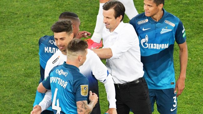 Игроки ФК Зенит Данил Круговой, Эмилиано Ригони, Малком, главный тренер ФК Зенит Сергей Семак и игрок ФК Зенит Дуглас Сантос Игроки ФК Зенит Данил Круговой, Эмилиано Ригони, Малком, главный тренер ФК Зенит Сергей Семак и игрок ФК Зенит Дуглас Сантос