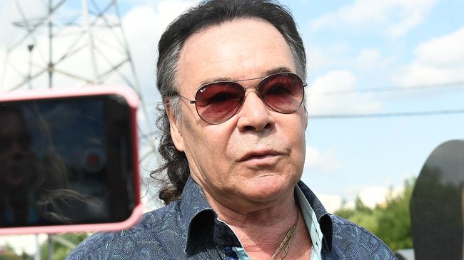 Певец Михаил Муромов перед началом церемонии прощания с заслуженной артисткой РФ певицей Валентиной Легкоступовой Певец Михаил Муромов перед началом церемонии прощания с заслуженной артисткой РФ певицей Валентиной Легкоступовой