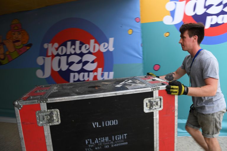 Подготовка к открытию ежегодного международного джазового фестиваля Koktebel Jazz Party в Коктебеле Подготовка к открытию ежегодного международного джазового фестиваля Koktebel Jazz Party в Коктебеле