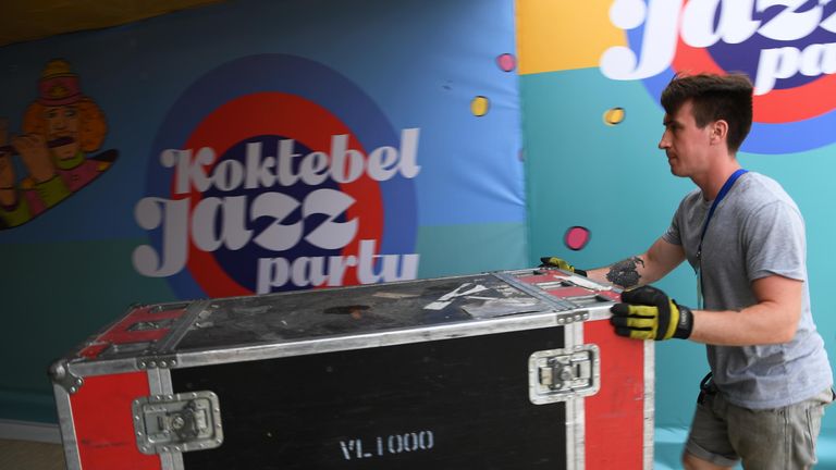Подготовка к открытию ежегодного международного джазового фестиваля Koktebel Jazz Party в Коктебеле Подготовка к открытию ежегодного международного джазового фестиваля Koktebel Jazz Party в Коктебеле