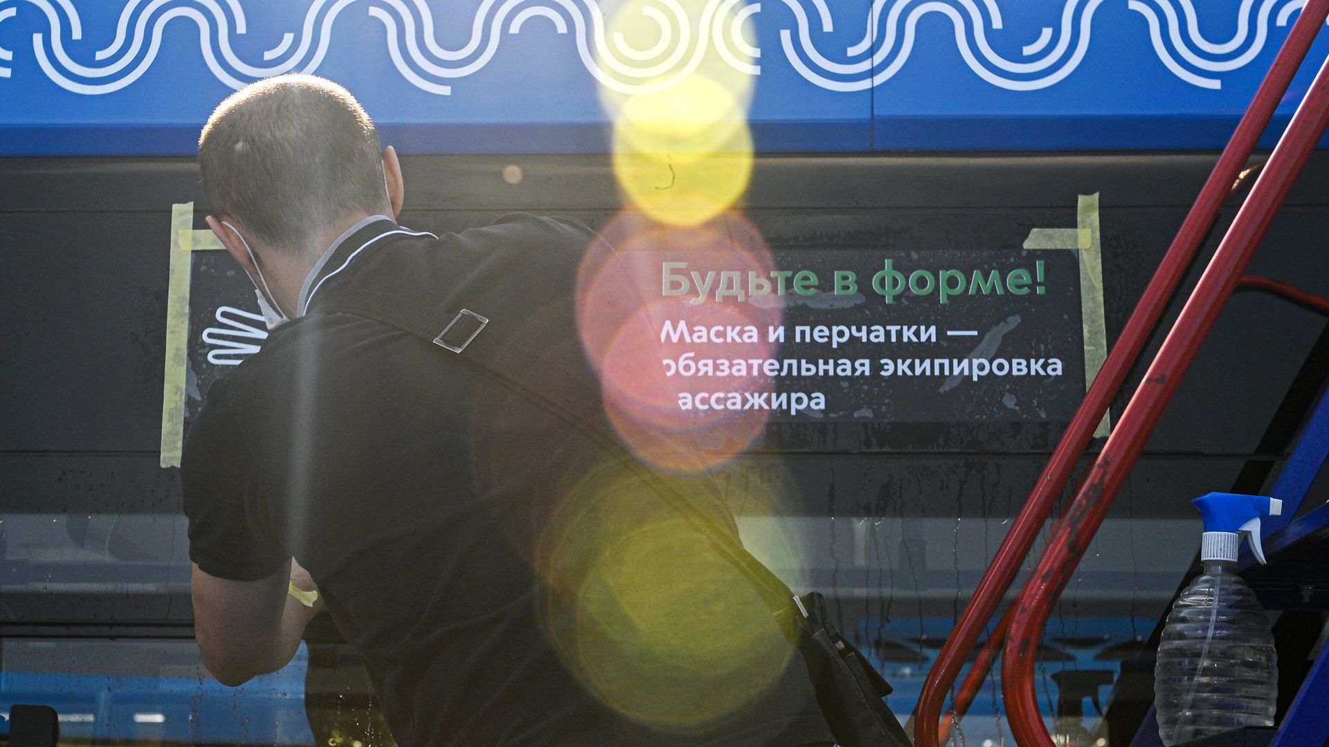 Размещение наклейки на электробусе, напоминающей о необходимости носить маски и перчатки в транспорте Москвы Размещение наклейки на электробусе, напоминающей о необходимости носить маски и перчатки в транспорте Москвы - РИА Новости, 1920, 02.10.2020