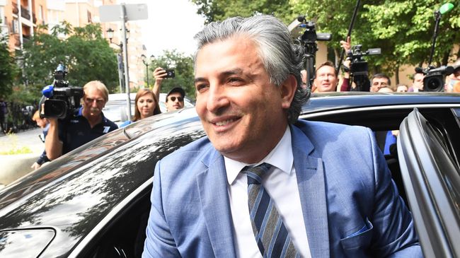 Адвокат актера Михаила Ефремова Эльман Пашаев выходит из автомобиля у здания Пресненского суда города Москвы Адвокат актера Михаила Ефремова Эльман Пашаев выходит из автомобиля у здания Пресненского суда города Москвы